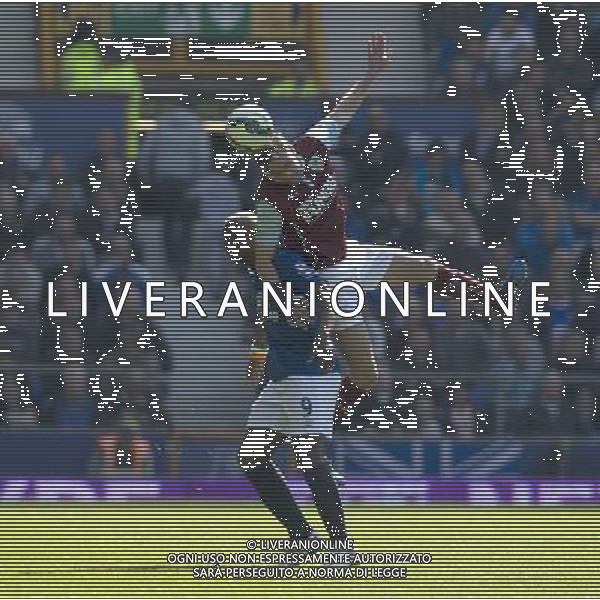 Burnley\'s Michael Duff in an aerial battle with Everton\'s Arouna Kone Photographer Stephen White/CameraSport Football - Barclays Premiership - Everton v Burnley - Saturday 18th April 2015 - Goodison Park - Everton © CameraSport - 43 Linden Ave. Countesthorpe. Leicester. England. LE8 5PG - Tel: +44 (0) 116 277 4147 - admin@camerasport.com - www.camerasport.com AG ALDO LIVERANI SAS ONLY ITALY