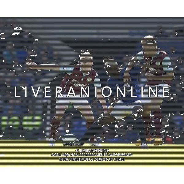 Everton\'s Arouna Kone battles with Burnley\'s Scott Arfield (right) and Ben Mee (left) Photographer Stephen White/CameraSport Football - Barclays Premiership - Everton v Burnley - Saturday 18th April 2015 - Goodison Park - Everton © CameraSport - 43 Linden Ave. Countesthorpe. Leicester. England. LE8 5PG - Tel: +44 (0) 116 277 4147 - admin@camerasport.com - www.camerasport.com AG ALDO LIVERANI SAS ONLY ITALY