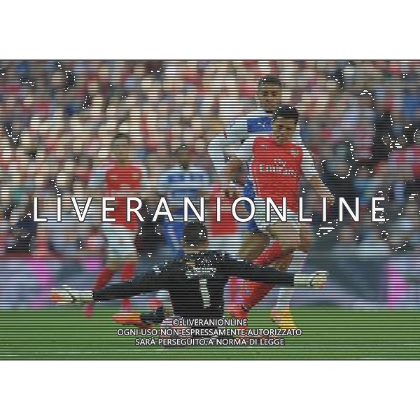 Arsenal\'s Alexis S‡nchez tries to get past Reading\'s Adam Federici Photographer Ian Cook/CameraSport Football - The FA Cup Semi-Final - Reading v Arsenal - Saturday 18th April 2015 - Wembley - London © CameraSport - 43 Linden Ave. Countesthorpe. Leicester. England. LE8 5PG - Tel: +44 (0) 116 277 4147 - admin@camerasport.com - www.camerasport.com AG ALDO LIVERANI SAS ONLY ITALY