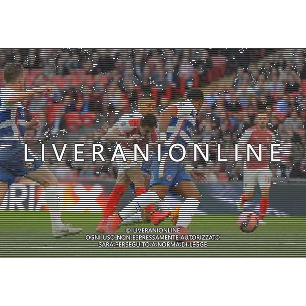 Arsenal\'s Alexis S‡nchez scores his sides first goal Photographer Ian Cook/CameraSport Football - The FA Cup Semi-Final - Reading v Arsenal - Saturday 18th April 2015 - Wembley - London © CameraSport - 43 Linden Ave. Countesthorpe. Leicester. England. LE8 5PG - Tel: +44 (0) 116 277 4147 - admin@camerasport.com - www.camerasport.com AG ALDO LIVERANI SAS ONLY ITALY