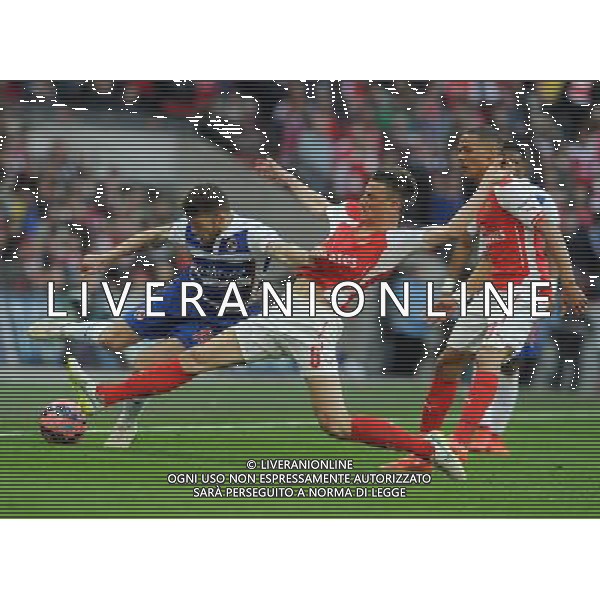 Reading\'s Jamie Mackie battles with Arsenal\'s Laurent Koscielny Photographer Ian Cook/CameraSport Football - The FA Cup Semi-Final - Reading v Arsenal - Saturday 18th April 2015 - Wembley - London © CameraSport - 43 Linden Ave. Countesthorpe. Leicester. England. LE8 5PG - Tel: +44 (0) 116 277 4147 - admin@camerasport.com - www.camerasport.com AG ALDO LIVERANI SAS ONLY ITALY