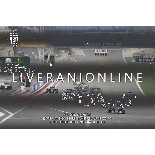 Lewis Hamilton (GBR) Mercedes AMG F1 W06 leads at the start of the race. 19.04.2015. Formula 1 World Championship, Rd 4, Bahrain Grand Prix, Sakhir, Bahrain, Race Day. AG ALDO LIVERANI SAS ONLY ITALY
