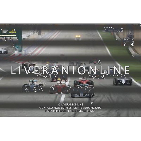 Lewis Hamilton (GBR) Mercedes AMG F1 W06 leads at the start of the race. 19.04.2015. Formula 1 World Championship, Rd 4, Bahrain Grand Prix, Sakhir, Bahrain, Race Day. AG ALDO LIVERANI SAS ONLY ITALY