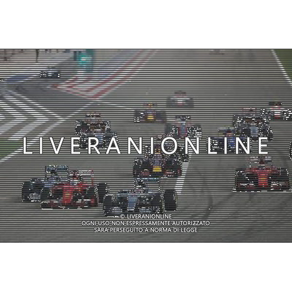 Lewis Hamilton (GBR) Mercedes AMG F1 W06 leads at the start of the race. 19.04.2015. Formula 1 World Championship, Rd 4, Bahrain Grand Prix, Sakhir, Bahrain, Race Day. AG ALDO LIVERANI SAS ONLY ITALY