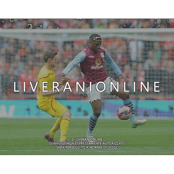 Aston Villa\'s Charles N\'Zogbia shields the ball from LiverpoolÕs Joe Allen Photographer Ian Cook/CameraSport Football - The FA Cup Semi-Final - Aston Villa v Liverpool - Sunday 19th April 2015 - Wembley - London © CameraSport - 43 Linden Ave. Countesthorpe. Leicester. England. LE8 5PG - Tel: +44 (0) 116 277 4147 - admin@camerasport.com - www.camerasport.com AG ALDO LIVERANI SAS ONLY ITALY