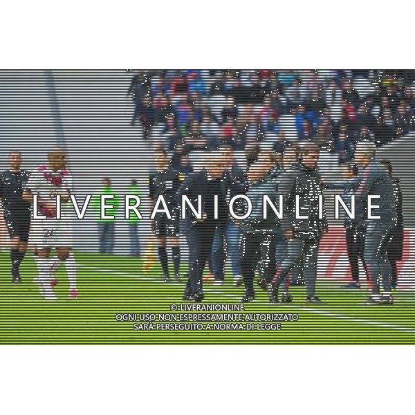 Altercation / Wahbi KHAZRI / Rene GIRARD / staff technique de Lille - 19.04.2015 - Lille / Bordeaux - 33eme journee de Ligue 1 Photo : Dave Winter / Icon Sport /Agenzia Aldo Liverani sas - ITALY ONLY - EDITORIAL USE ONLY