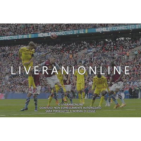 Liverpool\'s Steven Gerrard directs a header towards goal Photographer Craig Mercer/CameraSport Football - The FA Cup Semi-Final - Aston Villa v Liverpool - Sunday 19th April 2015 - Wembley - London © CameraSport - 43 Linden Ave. Countesthorpe. Leicester. England. LE8 5PG - Tel: +44 (0) 116 277 4147 - admin@camerasport.com - www.camerasport.com /Agenzia Aldo Liverani Sas - ITALY ONLY - EDITORIAL USE ONLY