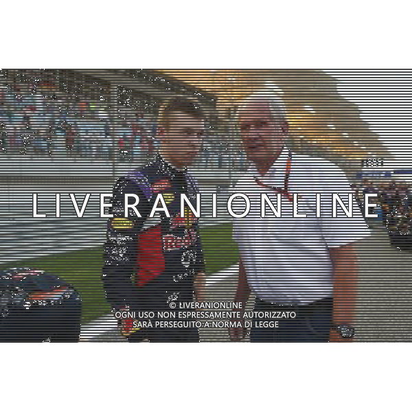 (L to R): Daniil Kvyat (RUS) Red Bull Racing and Dr Helmut Marko (AUT) Red Bull Motorsport Consultant on the grid. 19.04.2015. Formula 1 World Championship, Rd 4, Bahrain Grand Prix, Sakhir, Bahrain, Race Day. AG ALDO LIVERANI SAS ONLY ITALY