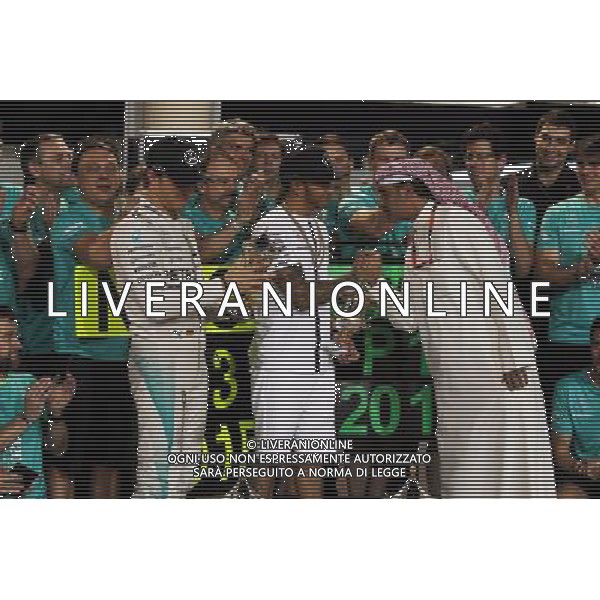 Third placed Nico Rosberg (GER) Mercedes AMG F1 and race winner Lewis Hamilton (GBR) Mercedes AMG F1 celebrate with the team. 19.04.2015. Formula 1 World Championship, Rd 4, Bahrain Grand Prix, Sakhir, Bahrain, Race Day. AG ALDO LIVERANI SAS ONLY ITALY