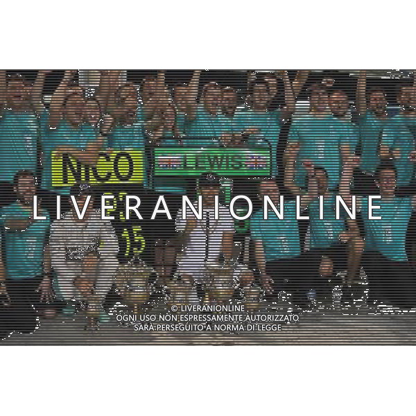 Third placed Nico Rosberg (GER) Mercedes AMG F1 and race winner Lewis Hamilton (GBR) Mercedes AMG F1 celebrate with the team. 19.04.2015. Formula 1 World Championship, Rd 4, Bahrain Grand Prix, Sakhir, Bahrain, Race Day. AG ALDO LIVERANI SAS ONLY ITALY
