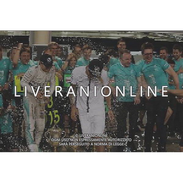 Third placed Nico Rosberg (GER) Mercedes AMG F1 and race winner Lewis Hamilton (GBR) Mercedes AMG F1 celebrate with the team. 19.04.2015. Formula 1 World Championship, Rd 4, Bahrain Grand Prix, Sakhir, Bahrain, Race Day. AG ALDO LIVERANI SAS ONLY ITALY