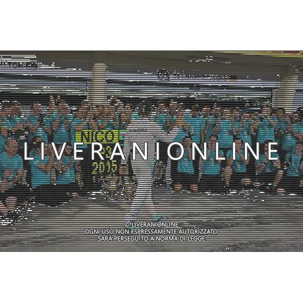 Nico Rosberg (GER) Mercedes AMG F1 celebrates his third position with the team. 19.04.2015. Formula 1 World Championship, Rd 4, Bahrain Grand Prix, Sakhir, Bahrain, Race Day. AG ALDO LIVERANI SAS ONLY ITALY