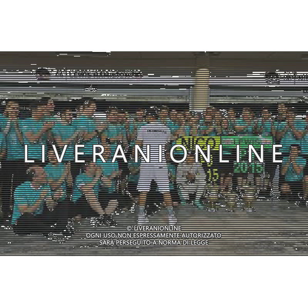 Race winner Lewis Hamilton (GBR) Mercedes AMG F1 celebrates with the team. 19.04.2015. Formula 1 World Championship, Rd 4, Bahrain Grand Prix, Sakhir, Bahrain, Race Day. AG ALDO LIVERANI SAS ONLY ITALY
