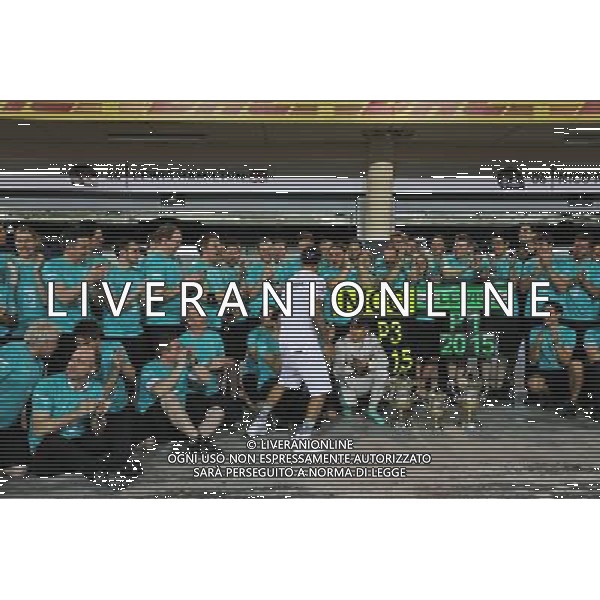 Race winner Lewis Hamilton (GBR) Mercedes AMG F1 celebrates with the team. 19.04.2015. Formula 1 World Championship, Rd 4, Bahrain Grand Prix, Sakhir, Bahrain, Race Day. AG ALDO LIVERANI SAS ONLY ITALY