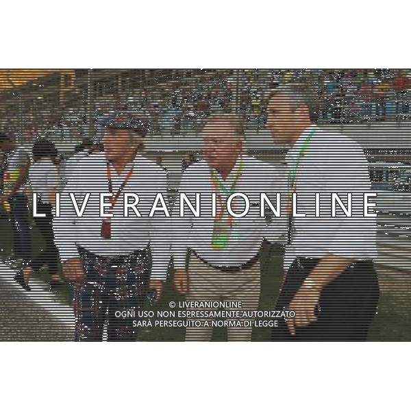 Jackie Stewart (GBR) (Left) on the grid with Lord Anthony Bamford (GBR) JCB Chairman (Centre). 19.04.2015. Formula 1 World Championship, Rd 4, Bahrain Grand Prix, Sakhir, Bahrain, Race Day. AG ALDO LIVERANI SAS ONLY ITALY