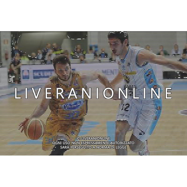Desio (MB) 20-04-2015 Campionato Serie A Beko - 12¡ giornata di ritorno PalaDesio Acqua Vitasnella Cantu\' vs Vanoli Basket Cremona nella foto Stefano Gentile (Cantu\') SX e Luca Campani (Cremona) DX foto Roberto Garavaglia - ag. Aldo Liverani