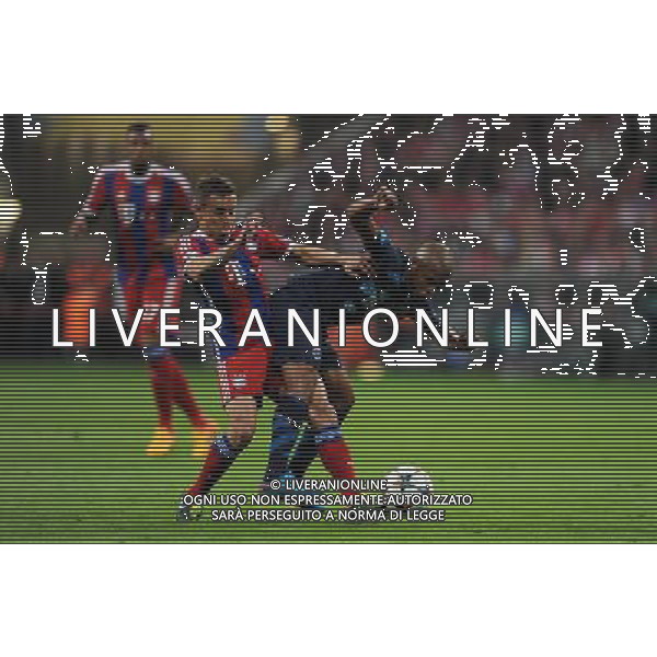 firo Fu§ball,Fussball, 21.04.2015 Uefa Champions League, CL, Saison 2014/2015 Viertelfinale RŸckspiel, FC Bayern MŸnchen, Muenchen, FCB, - FC Porto, Zweikampf, Rafinha, Bayern, gegen Yacine Brahimi, FC Porto, $worldrightsEs gelten unsere AGB, einsehbar auf www.firosportphoto.de copyright by firo sportphoto: Coesfelder Str.207 48249 DŸlmen www.firosportphoto.de mail@firosportphoto.de (V o l k s b a n k B o c h u m - W i t t e n ) BLZ.: 430 601 29 Kt. Nr.: 341 117 100 Tel:Ê 02594 - 9916004 Fax:Ê02594 - 9916005 AG ALDO LIVERANI SAS ONLY ITALY