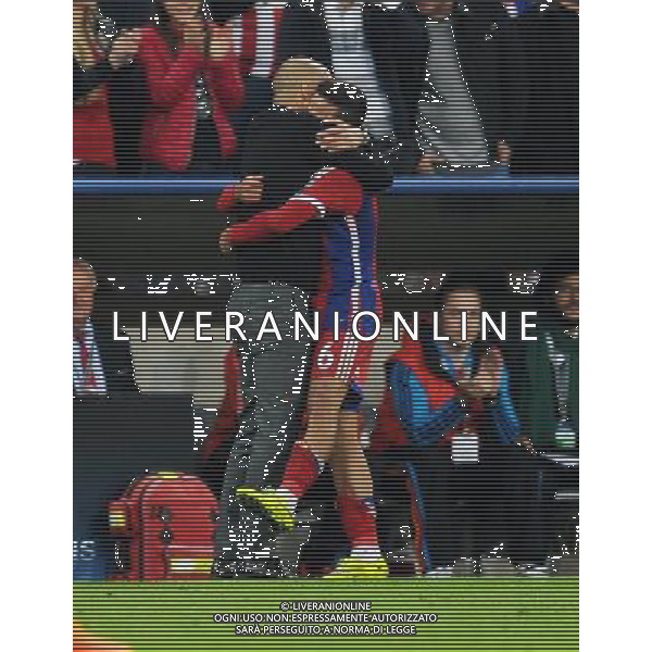 firo Fu§ball,Fussball, 21.04.2015 Uefa Champions League, CL, Saison 2014/2015 Viertelfinale RŸckspiel, FC Bayern MŸnchen, Muenchen, FCB, - FC Porto, 6 : 1, ganze Figur, Gestik, Trainer, Bayern, Pep Guardiola, mit, Thiago Alcantara do Nascimento, Bayern, $worldrightsEs gelten unsere AGB, einsehbar auf www.firosportphoto.de copyright by firo sportphoto: Coesfelder Str.207 48249 DŸlmen www.firosportphoto.de mail@firosportphoto.de (V o l k s b a n k B o c h u m - W i t t e n ) BLZ.: 430 601 29 Kt. Nr.: 341 117 100 Tel:Ê 02594 - 9916004 Fax:Ê02594 - 9916005 AG ALDO LIVERANI SAS ONLY ITALY