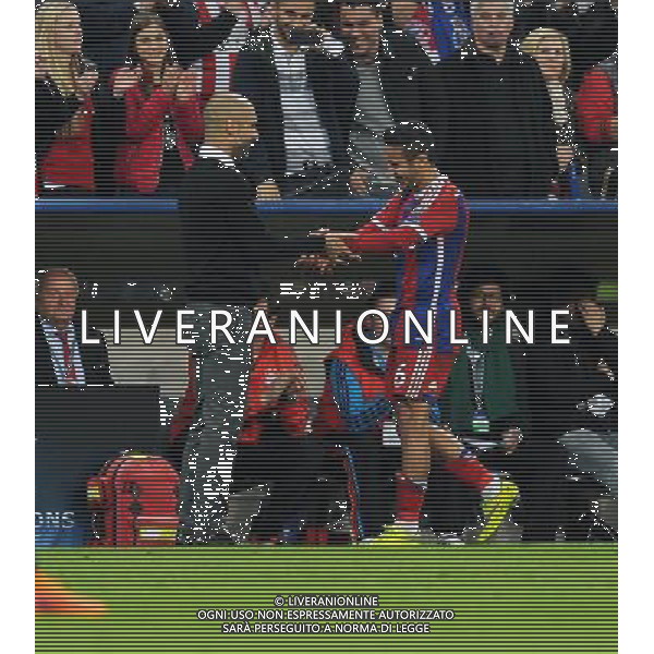 firo Fu§ball,Fussball, 21.04.2015 Uefa Champions League, CL, Saison 2014/2015 Viertelfinale RŸckspiel, FC Bayern MŸnchen, Muenchen, FCB, - FC Porto, 6 : 1, ganze Figur, Gestik, Trainer, Bayern, Pep Guardiola, mit, Thiago Alcantara do Nascimento, Bayern, $worldrightsEs gelten unsere AGB, einsehbar auf www.firosportphoto.de copyright by firo sportphoto: Coesfelder Str.207 48249 DŸlmen www.firosportphoto.de mail@firosportphoto.de (V o l k s b a n k B o c h u m - W i t t e n ) BLZ.: 430 601 29 Kt. Nr.: 341 117 100 Tel:Ê 02594 - 9916004 Fax:Ê02594 - 9916005 AG ALDO LIVERANI SAS ONLY ITALY