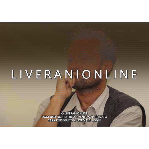 MILANO 9/7/2003 LIBRERIA FELTRINELLI DI VIA MANZONI, 12 PRESENTAZIONE DEL LIBRO: \'BAGDAD CAFE\' DI LORENZO CREMONESE INVIATO DEL CORRIRE DELLA SERA NELLA FOTO LORENZO CREMONESI FOTO MARIO ROMANO/AG. ALDO LIVERANI