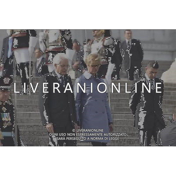 Cerimonia al Vittoriano per le celebrazioni dei 70 anni della Liberazione con la deposizione della corona d\'alloro all\'Altare della Patria a Roma 25 Aprile 2015 nella foto Sergio Mattarella e Roberta Pinotti ©Corradetti/Agenzia Aldo Liverani Sas