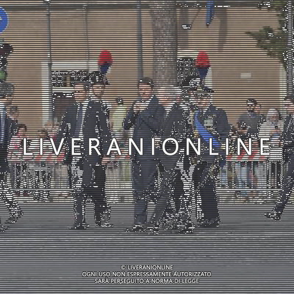 Cerimonia al Vittoriano per le celebrazioni dei 70 anni della Liberazione con la deposizione della corona d\'alloro all\'Altare della Patria a Roma 25 Aprile 2015 nella foto Matteo Renzi ©Corradetti/Agenzia Aldo Liverani Sas