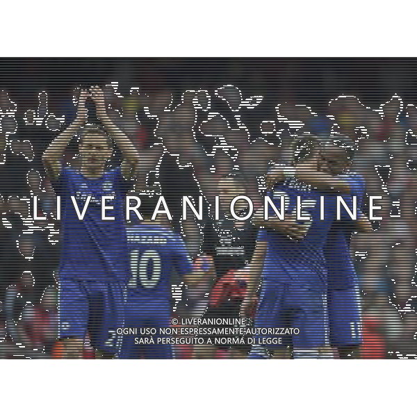 Chelsea\'s Nemanja Matic (left) salutes the fans after the 0-0 draw with John Terry and Didier Drogba hugging Photographer Ashley Western/CameraSport Football - Barclays Premiership - Arsenal v Chelsea - Sunday 26th April 2015 - Emirates Stadium - London © CameraSport - 43 Linden Ave. Countesthorpe. Leicester. England. LE8 5PG - Tel: +44 (0) 116 277 4147 - admin@camerasport.com - www.camerasport.com /Agenzia Aldo Liverani Sas - ITALY ONLY - EDITORIAL USE ONLY