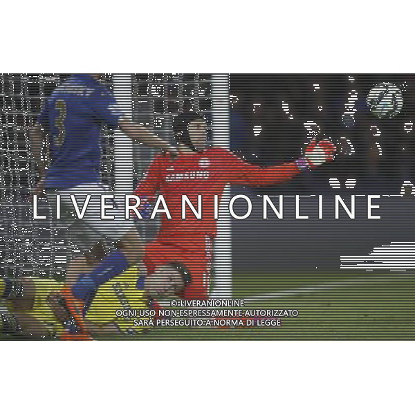 Chelsea\'s Petr Cech makes a save during the match Photographer Jack Phillips/CameraSport Football - Barclays Premiership - Leicester City v Chelsea - Wednesday 29th April 2015 - King Power Stadium - Leicester © CameraSport - 43 Linden Ave. Countesthorpe. Leicester. England. LE8 5PG - Tel: +44 (0) 116 277 4147 - admin@camerasport.com - www.camerasport.com /Agenzia Aldo Liverani sas - ITALY ONLY - EDITORIAL USE ONLY