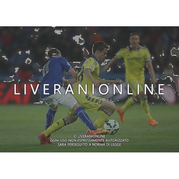 Leicester City\'s Marc Albrighton (L) and Chelsea\'s Cesar Azpilicueta in action during todays match Photographer Jack Phillips/CameraSport Football - Barclays Premiership - Leicester City v Chelsea - Wednesday 29th April 2015 - King Power Stadium - Leicester © CameraSport - 43 Linden Ave. Countesthorpe. Leicester. England. LE8 5PG - Tel: +44 (0) 116 277 4147 - admin@camerasport.com - www.camerasport.com /Agenzia Aldo Liverani sas - ITALY ONLY - EDITORIAL USE ONLY