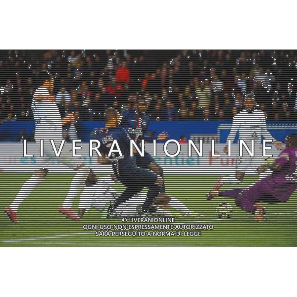 Anthony MFA MEZUI / Lucas MOURA - 28.04.2015 - Paris Saint Germain / Metz - Match en retard - 32eme journee Ligue 1 Photo : Nolwenn Le Gouic / Icon Sport AG ALDO LIVERANI SAS ONLY ITALY
