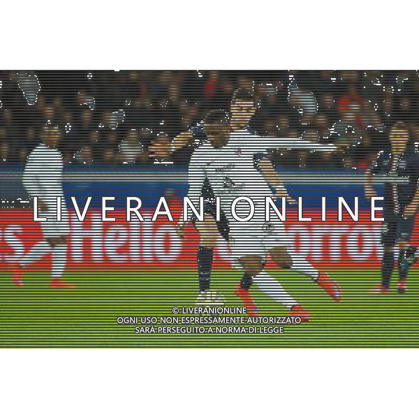 Javier PASTORE / Bouna SARR - 28.04.2015 - Paris Saint Germain / Metz - Match en retard - 32eme journee Ligue 1 Photo : Nolwenn Le Gouic / Icon Sport AG ALDO LIVERANI SAS ONLY ITALY