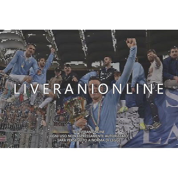 Roma - 01/05/2015 - Stadio Olimpico - Ritorno Finale Tim Cup Primavera 2014-2015 - SS Lazio vs AS Roma - nella foto: Cristopher Oikonomidis con la Coppa Italia sotto la Cruva Nord / Ph. Fabrizio Corradetti - Ag. Aldo Liverani sas
