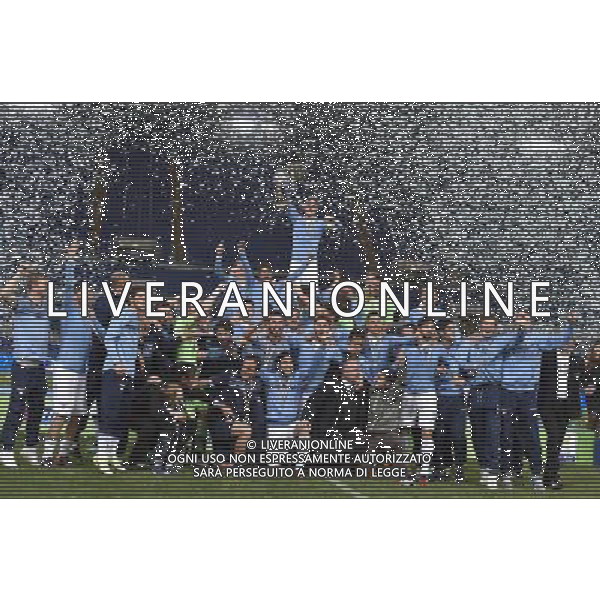 Roma - 01/05/2015 - Stadio Olimpico - Ritorno Finale Tim Cup Primavera 2014-2015 - SS Lazio vs AS Roma - nella foto: Gianluca Pollace alza la Coppa Italia / Ph. Fabrizio Corradetti - Ag. Aldo Liverani sas