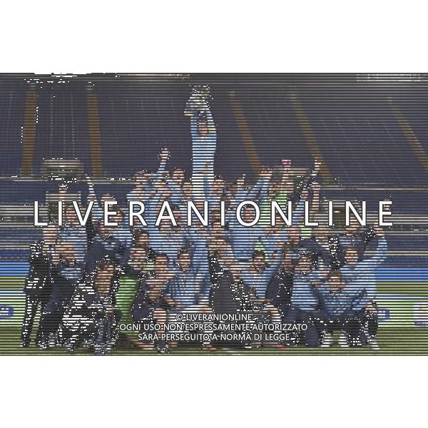 Roma - 01/05/2015 - Stadio Olimpico - Ritorno Finale Tim Cup Primavera 2014-2015 - SS Lazio vs AS Roma - nella foto: Gianluca Pollace alza la Coppa Italia / Ph. Fabrizio Corradetti - Ag. Aldo Liverani sas