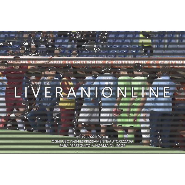 Roma - 01/05/2015 - Stadio Olimpico - Ritorno Finale Tim Cup Primavera 2014-2015 - SS Lazio vs AS Roma - nella foto: I giocatori della Lazio salutano gli sconfitti a fine gara / Ph. Fabrizio Corradetti - Ag. Aldo Liverani sas