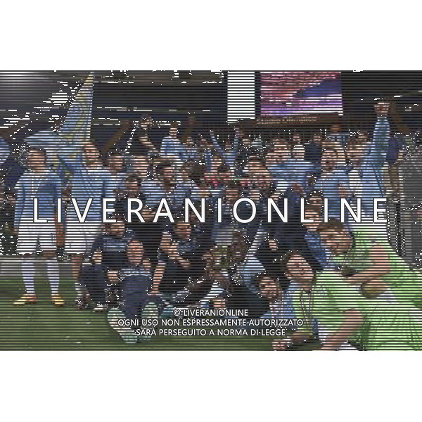Roma - 01/05/2015 - Stadio Olimpico - Ritorno Finale Tim Cup Primavera 2014-2015 - SS Lazio vs AS Roma - nella foto: I giocatori della Lazio festeggiano con la Coppa Italia sotto la Curva Nord / Ph. Fabrizio Corradetti - Ag. Aldo Liverani sas