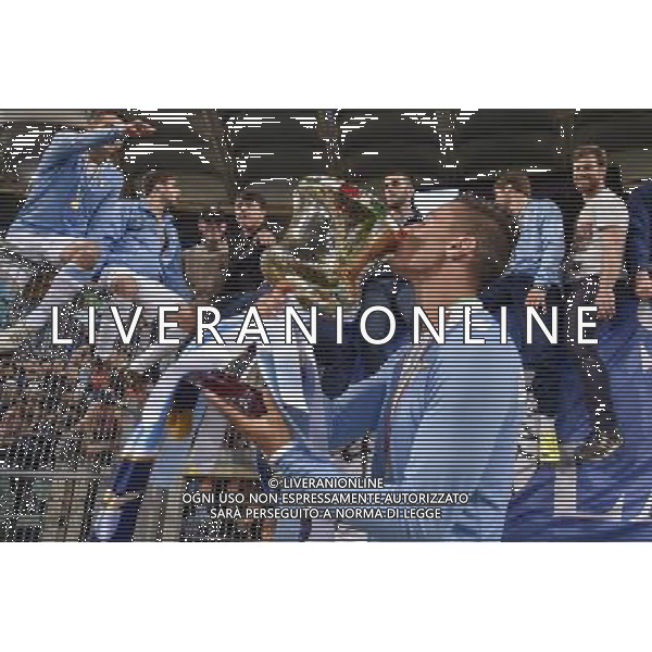 Roma - 01/05/2015 - Stadio Olimpico - Ritorno Finale Tim Cup Primavera 2014-2015 - SS Lazio vs AS Roma - nella foto: Cristopher Oikonomidis bacia la Coppa Italia / Ph. Fabrizio Corradetti - Ag. Aldo Liverani sas
