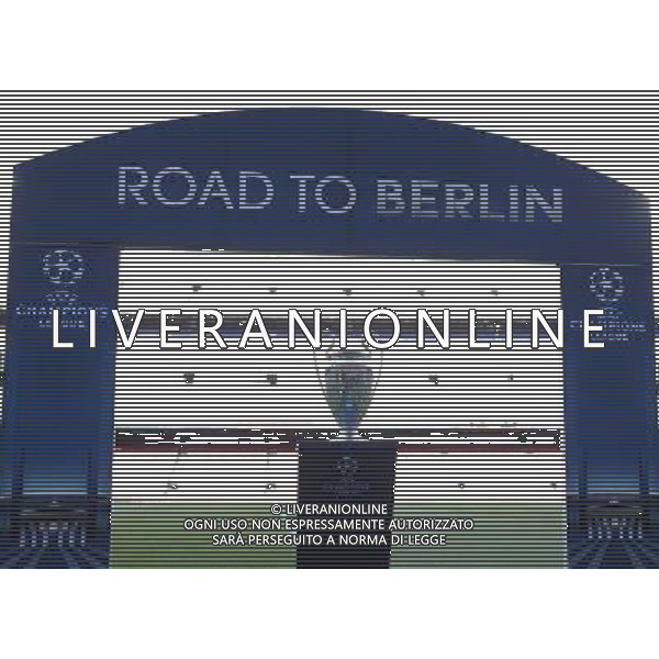firo Fu§ball, Fussball, 06.05.2015 Uefa Champions League, CL Saison 2014/2015 CHL Halbfinale, Hinspiel FCB FC Barcelona - FCB FC Bayern MŸnchen Muenchen Pokal wird aufgestellt, UEFA, Road to Berlin /AGENZIA ALDO LIVERANI SAS - ITALY ONLY - EDITORIAL USE ONLY - Barcellona Vs Bayern Monaco semifinale andata champions League 06 maggio 2015