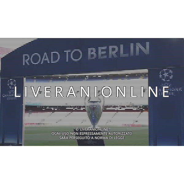 firo Fu§ball, Fussball, 06.05.2015 Uefa Champions League, CL Saison 2014/2015 CHL Halbfinale, Hinspiel FCB FC Barcelona - FCB FC Bayern MŸnchen Muenchen Pokal wird aufgestellt, UEFA, Road to Berlin /AGENZIA ALDO LIVERANI SAS - ITALY ONLY - EDITORIAL USE ONLY - Barcellona Vs Bayern Monaco semifinale andata champions League 06 maggio 2015