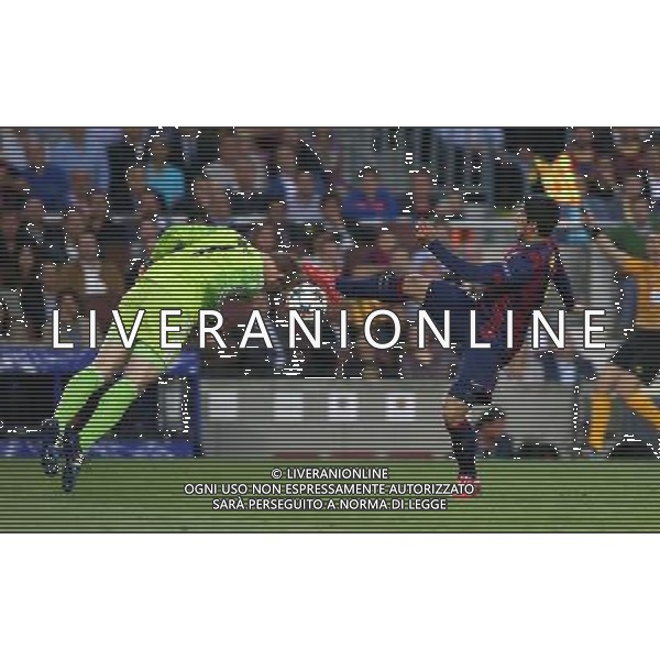 firo Fu§ball, Fussball, 06.05.2015 Uefa Champions League, CL Saison 2014/2015 CHL Halbfinale, Hinspiel FCB FC Barcelona - FCB FC Bayern MŸnchen Muenchen Zweikampf Duell, FCB Torwart TorhŸter Goalkeeper Manuel Neuer, Barca Luis Su‡rez Suarez /AGENZIA ALDO LIVERANI SAS - ITALY ONLY - EDITORIAL USE ONLY - Barcellona Vs Bayern Monaco semifinale andata champions League 06 maggio 2015