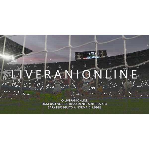 firo Fu§ball, Fussball, 06.05.2015 Uefa Champions League, CL Saison 2014/2015 CHL Halbfinale, Hinspiel FCB FC Barcelona - FCB FC Bayern MŸnchen Muenchen FCB Torwart TorhŸter Goalkeeper Manuel Neuer, Parade, Rettung, Rettungstat gegen Barca Neymar, Remote, Hintertor, Hintertorkamera /AGENZIA ALDO LIVERANI SAS - ITALY ONLY - EDITORIAL USE ONLY - Barcellona Vs Bayern Monaco semifinale andata champions League 06 maggio 2015