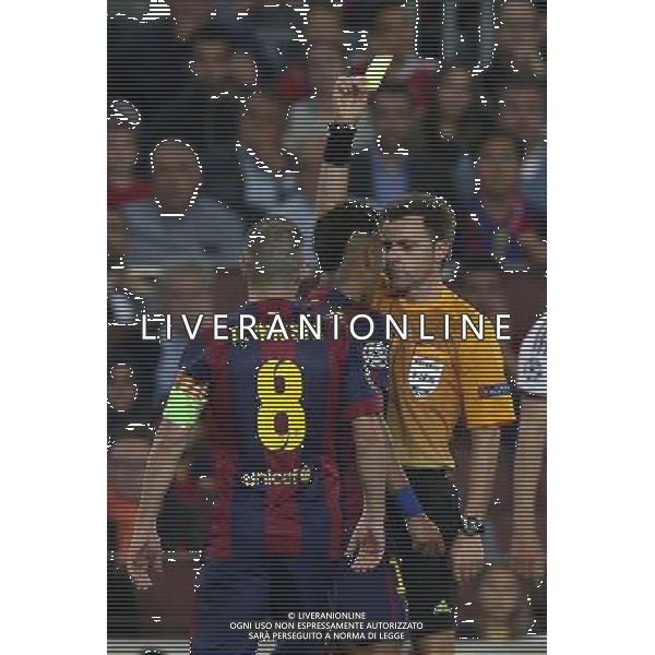 firo Fu§ball, Fussball, 06.05.2015 Uefa Champions League, CL Saison 2014/2015 CHL Halbfinale, Hinspiel FCB FC Barcelona - FCB FC Bayern MŸnchen Muenchen Schiedsrichter Schiri Referee Nicola Rizzoli, gestik, geste, Barca Neymar, gelbe Karte, Gelb /AGENZIA ALDO LIVERANI SAS - ITALY ONLY - EDITORIAL USE ONLY - Barcellona Vs Bayern Monaco semifinale andata champions League 06 maggio 2015