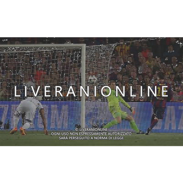 firo Fu§ball, Fussball, 06.05.2015 Uefa Champions League, CL Saison 2014/2015 CHL Halbfinale, Hinspiel FCB FC Barcelona - FCB FC Bayern MŸnchen Muenchen Tor Treffer, Barca Lionel Messi, 2:0, FCB Torwart TorhŸter Goalkeeper Manuel Neuer /AGENZIA ALDO LIVERANI SAS - ITALY ONLY - EDITORIAL USE ONLY - Barcellona Vs Bayern Monaco semifinale andata champions League 06 maggio 2015