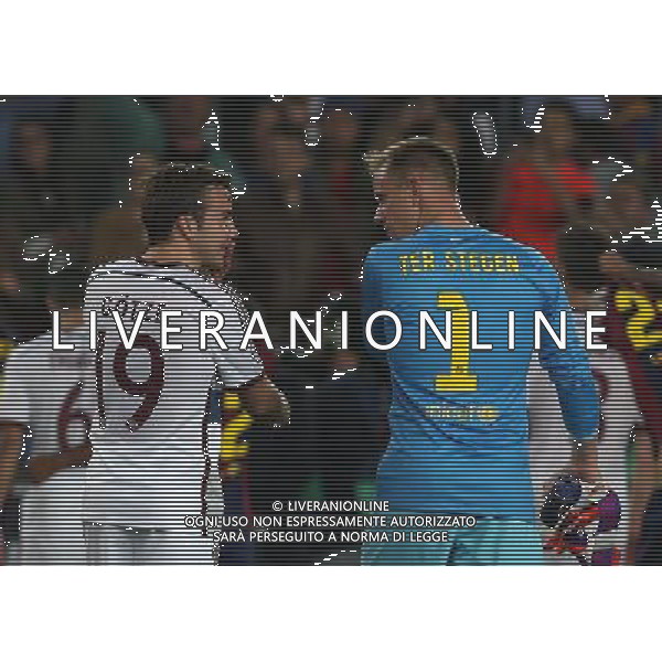 firo Fu§ball, Fussball, 06.05.2015 Uefa Champions League, CL Saison 2014/2015 CHL Halbfinale, Hinspiel FCB FC Barcelona - FCB FC Bayern MŸnchen Muenchen FCB Mario Gštze Goetze, lacht Lachen, Gestik, Geste, Barca Torwart TorhŸter Goalkeeper Marc-AndrŽ ter Stegen /AGENZIA ALDO LIVERANI SAS - ITALY ONLY - EDITORIAL USE ONLY - Barcellona Vs Bayern Monaco semifinale andata champions League 06 maggio 2015