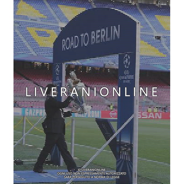 firo Fu§ball, Fussball, 06.05.2015 Uefa Champions League, CL Saison 2014/2015 CHL Halbfinale, Hinspiel FCB FC Barcelona - FCB FC Bayern MŸnchen Muenchen Pokal wird aufgestellt, UEFA, Road to Berlin /AGENZIA ALDO LIVERANI SAS - ITALY ONLY - EDITORIAL USE ONLY - Barcellona Vs Bayern Monaco semifinale andata champions League 06 maggio 2015