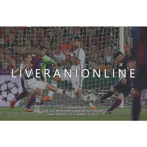 firo Fu§ball, Fussball, 06.05.2015 Uefa Champions League, CL Saison 2014/2015 CHL Halbfinale, Hinspiel FCB FC Barcelona - FCB FC Bayern MŸnchen Muenchen Barca Lionel Messi, Tor Treffer, 1:0, FCB Medhi Benatia, abgefŠlscht /AGENZIA ALDO LIVERANI SAS - ITALY ONLY - EDITORIAL USE ONLY - Barcellona Vs Bayern Monaco semifinale andata champions League 06 maggio 2015
