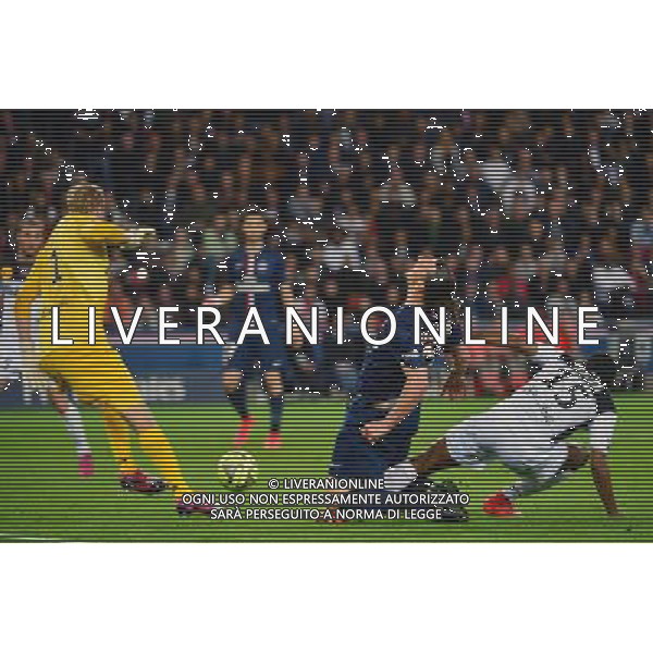 Zlatan IBRAHIMOVIC / Jeremy SORBON - 08.05.2015 - PSG / Guingamp - 36eme journee de Ligue 1 Photo : Dave Winter / Icon Sport AG ALDO LIVERANI SAS ONLY ITALY