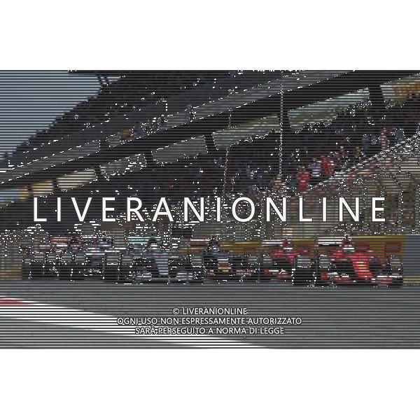 Lewis Hamilton (GBR) Mercedes AMG F1 W06 and Sebastian Vettel (GER) Ferrari SF15-T at the start of the race. 10.05.2015. Formula 1 World Championship, Rd 5, Spanish Grand Prix, Barcelona, Spain, Race Day. AG ALDO LIVERANI SAS ONLY ITALY