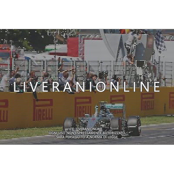 Race winner Nico Rosberg (GER) Mercedes AMG F1 W06 celebrates as he takes the chequered flag at the end of the race. 10.05.2015. Formula 1 World Championship, Rd 5, Spanish Grand Prix, Barcelona, Spain, Race Day. AG ALDO LIVERANI SAS ONLY ITALY