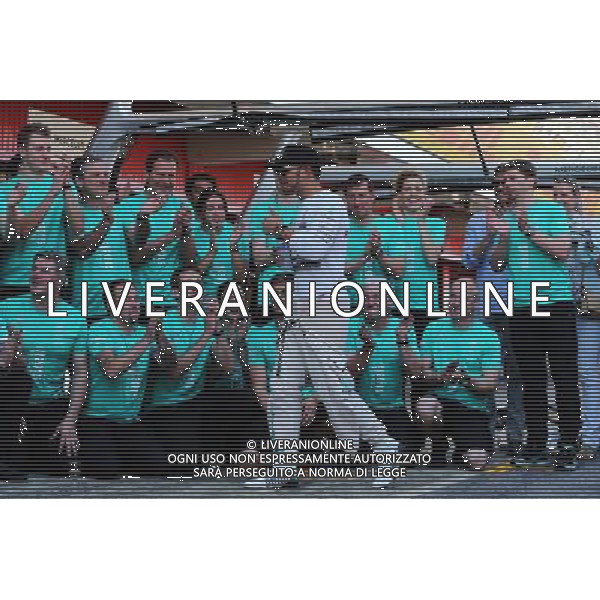 Lewis Hamilton (GBR) Mercedes AMG F1 celebrates with the team. 10.05.2015. Formula 1 World Championship, Rd 5, Spanish Grand Prix, Barcelona, Spain, Race Day. AG ALDO LIVERANI SAS ONLY ITALY